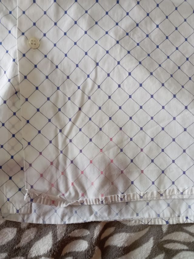 Camisa blanca con rombos