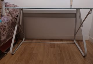 Mesa escritorio sobre de  cristal blanco