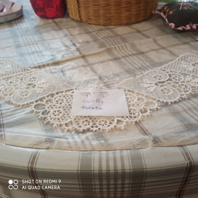 Cuellos de encaje beige y blanco