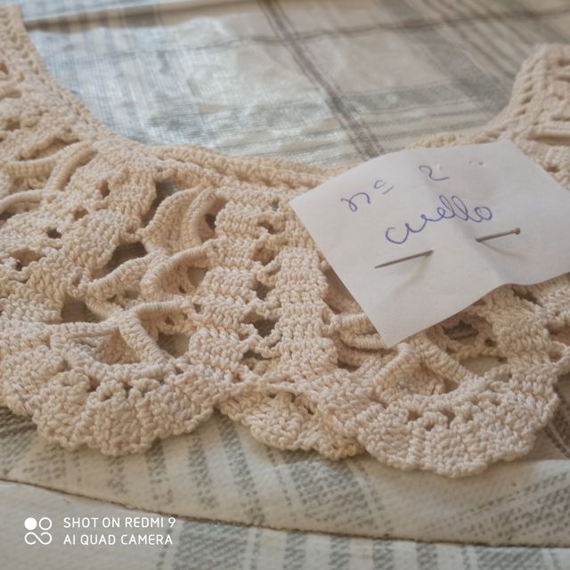 Cuellos de encaje beige y blanco