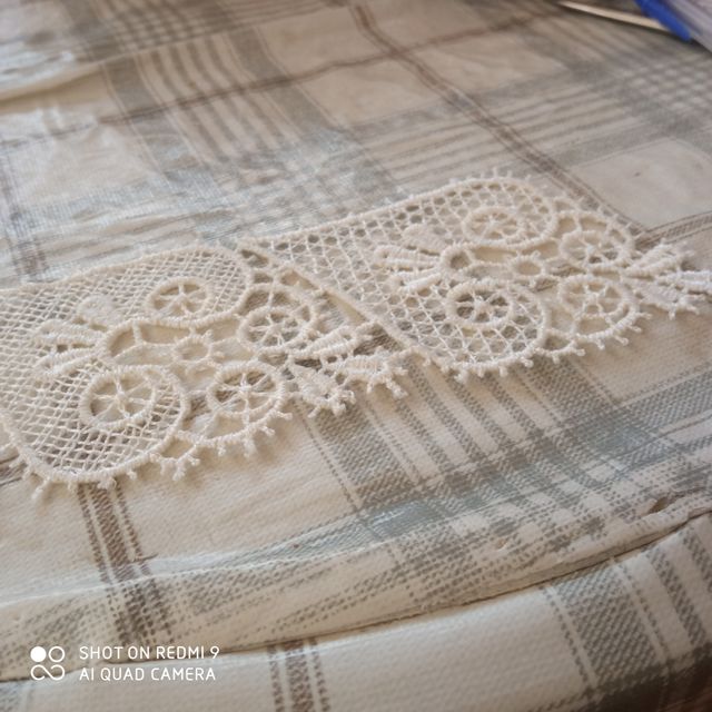 Cuellos de encaje beige y blanco