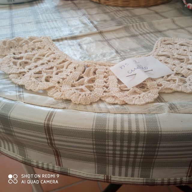 Cuellos de encaje beige y blanco