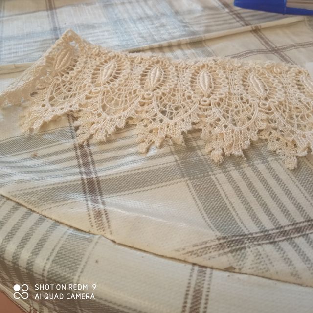 Cuellos de encaje beige y blanco