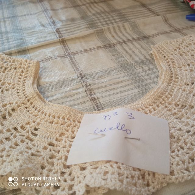 Cuellos de encaje beige y blanco