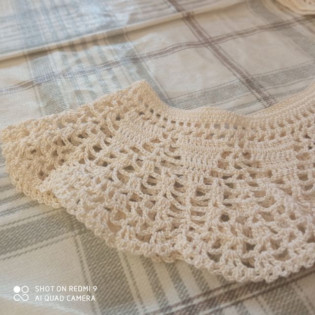 Cuellos de encaje beige y blanco