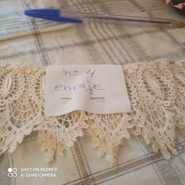 Cuellos de encaje beige y blanco