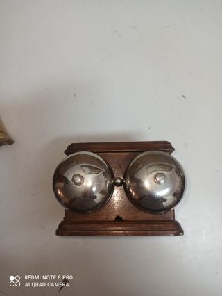 Timbre antiguo de madera con 2 campanas