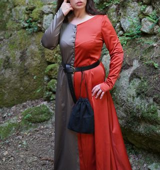 Vestido medieval rojo y gris