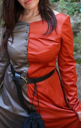 Vestido medieval rojo y gris