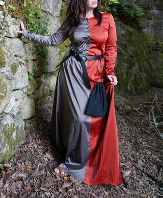 Vestido medieval rojo y gris