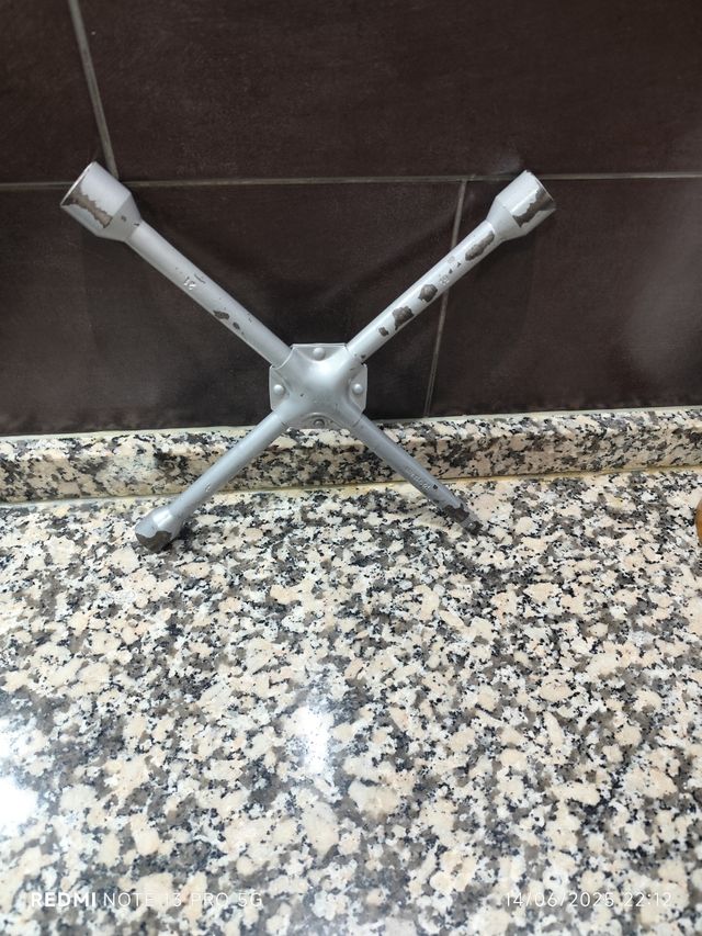 LLAVE DE CRUZ PARA COCHE