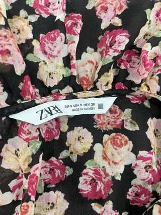 Blusa Zara floral multicolor