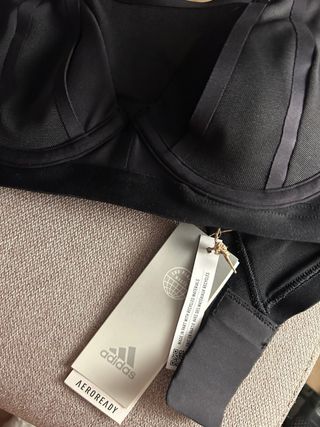 Top deportivo adidas negro