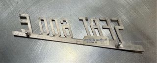 SEAT 600 E. EMBLEMA TRASERO