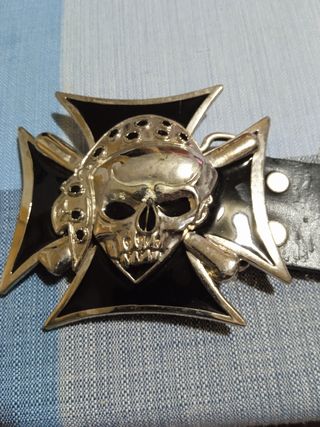 Hebilla calavera cruz negra