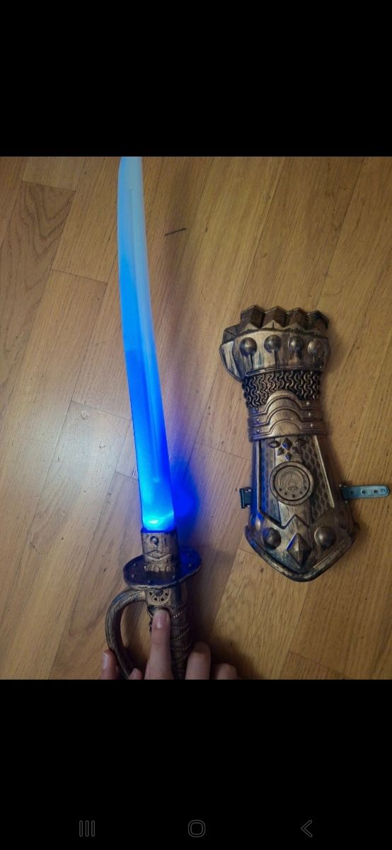 Spada e guanto giocattolo luce e suono