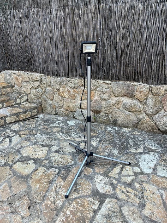 Faretto LED con treppiede