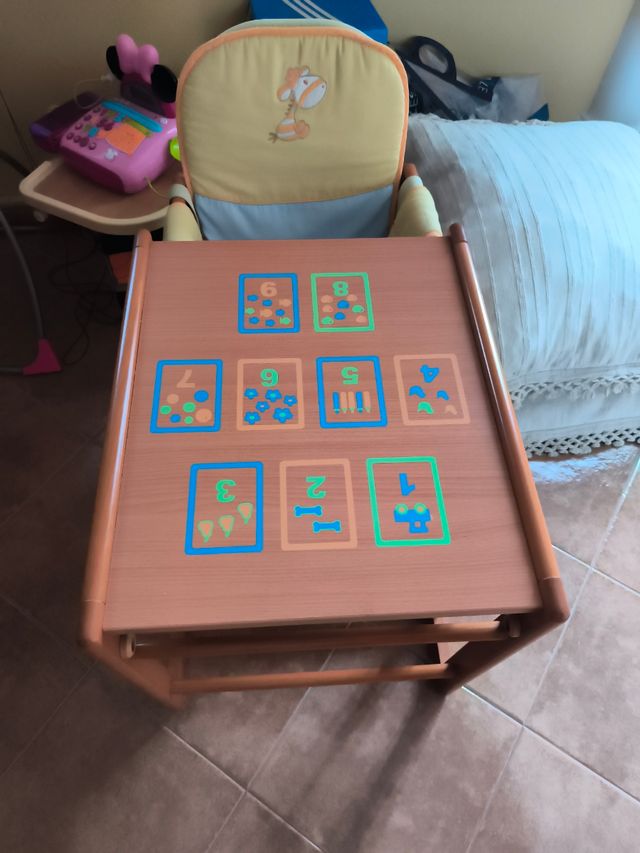 Mesita de madera con silla a juego.