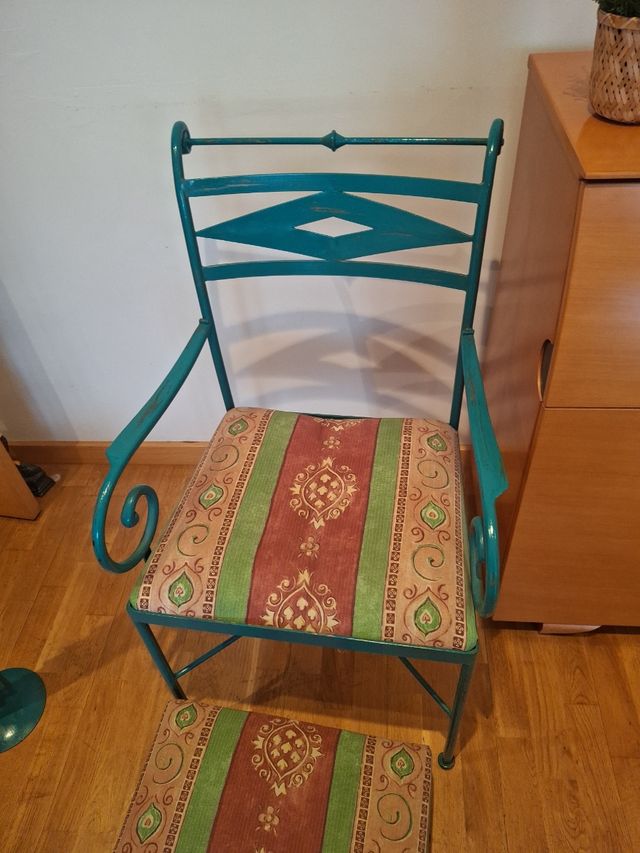 Silla de hierro, reposapiés y portavelas,