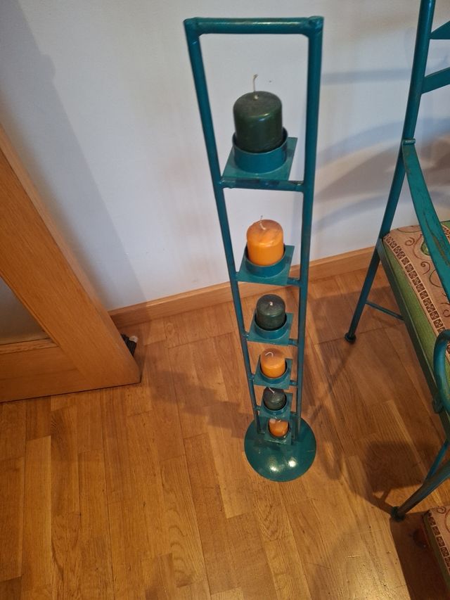 Silla de hierro, reposapiés y portavelas,