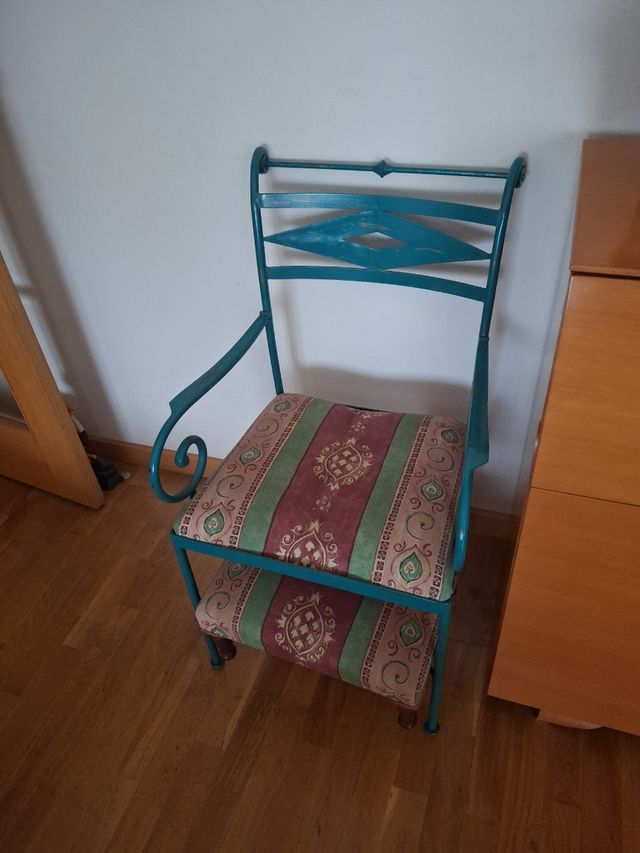 Silla de hierro, reposapiés y portavelas,