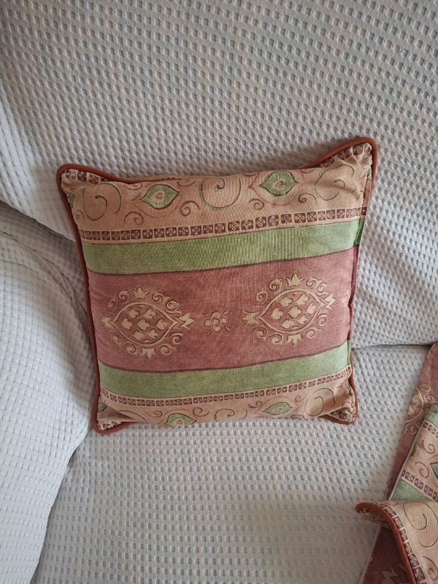 Silla de hierro, reposapiés y portavelas,