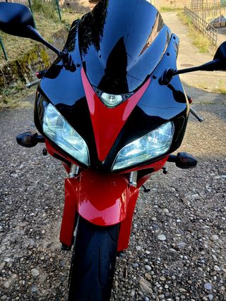 Honda CBR 1000RR roja