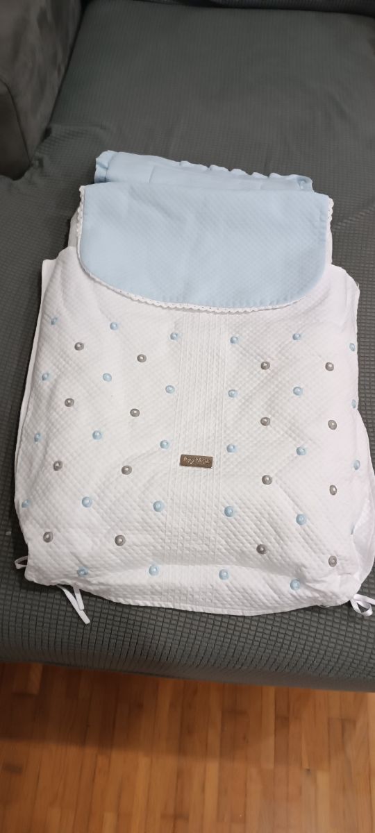 Saco bebé Rosy Fuentes azul claro.