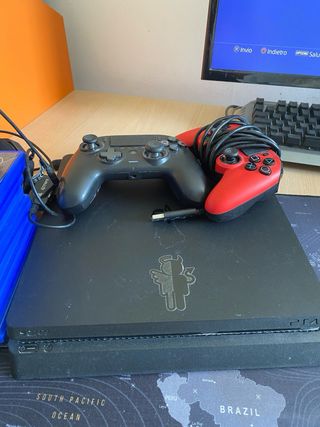 PS4 (PlayStation 4) 500GB - 2 Controller