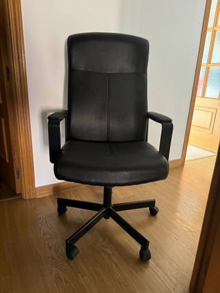 Silla oficina giratoria negra