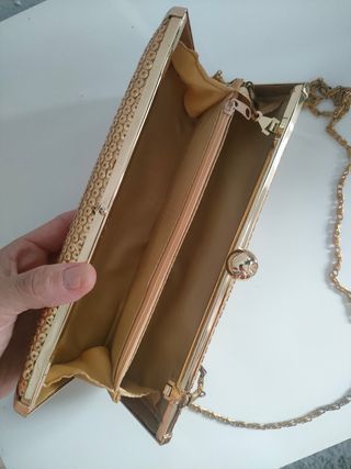 Bolso de mano dorado brillante