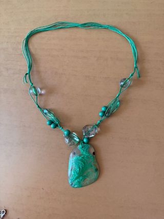 Collar con piedras verde