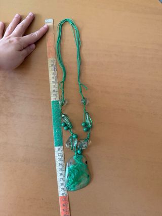 Collar con piedras verde