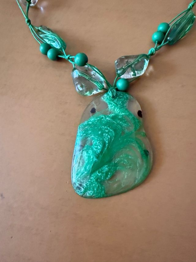 Collar con piedras verde
