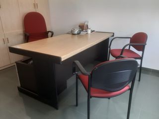Escritorio + 3 sillas oficina