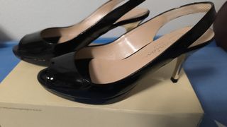 Zapatos negros de tacón dorado