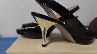 Zapatos negros de tacón dorado