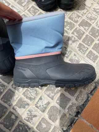 Botas nieve niño azules y negras, descansos nieve