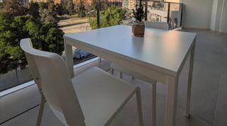Mesa blanca extensible + 2 sillas