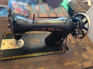 Máquina coser Alfa antigua