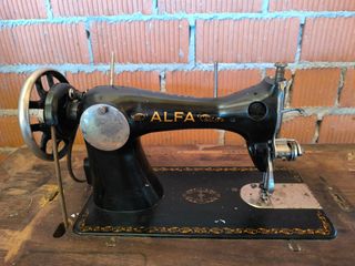 Máquina coser Alfa antigua