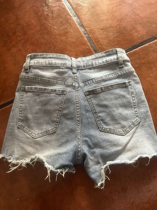 Shorts vaqueros rotos con pedreria