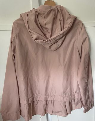 chaqueta rosa de zara, tipo chubasquero
