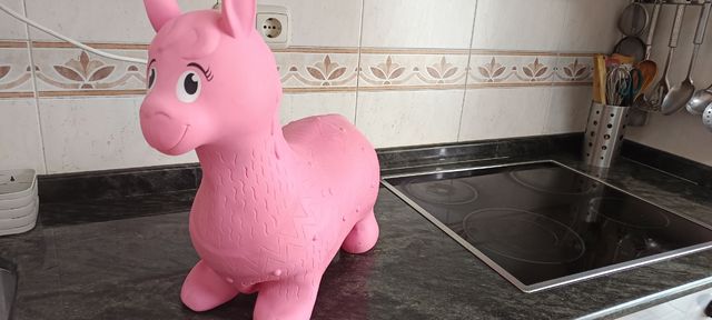 Caballo saltarín rosa