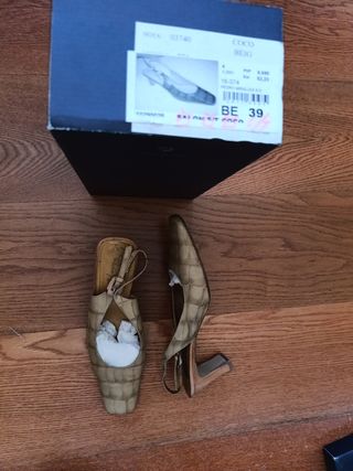 Zapatos  de tacón.
Un uso.
Cada par 2€.