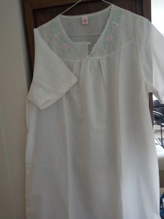2 Camisones blancos de mujer - Talla 48. 
El talla