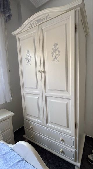 Dormitorio provenzal: cama + armario + mesill