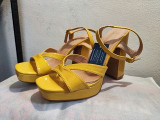 Sandalias tacón amarillo