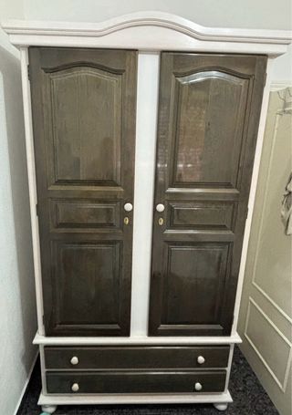 Dormitorio provenzal: 2 camas + armario + mesilla 