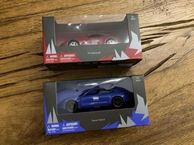 Porsche 911 Carrera 4S & Taycan Turbo S 1:43